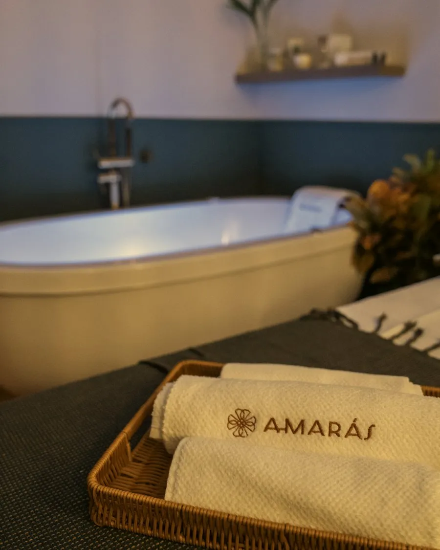 Banheira de hidromassagem com cromoterapia e toalhas Amarás