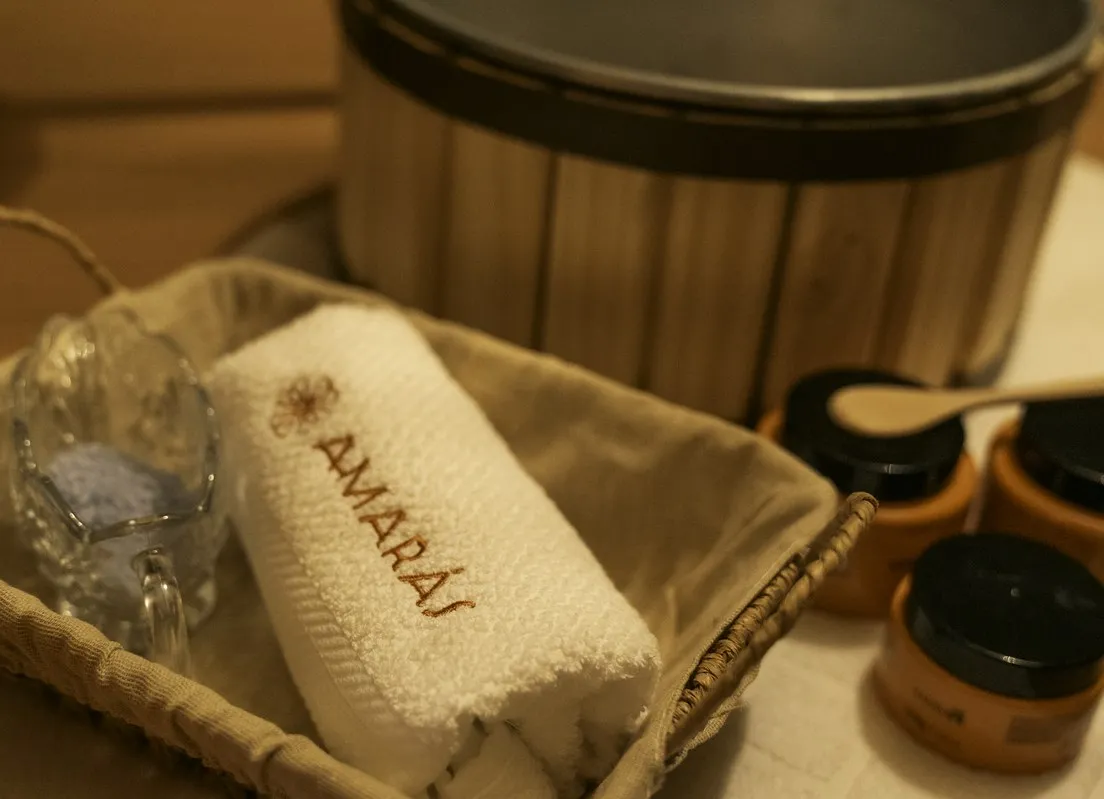 Ofurô de madeira para escalda-pés com toalha Amarás e sais aromáticos