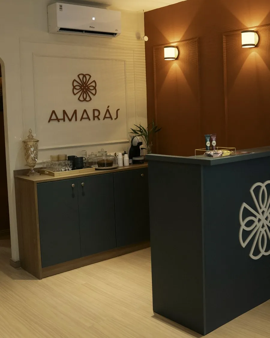 Recepção com o balcão da mandala e o nome Amarás na parede